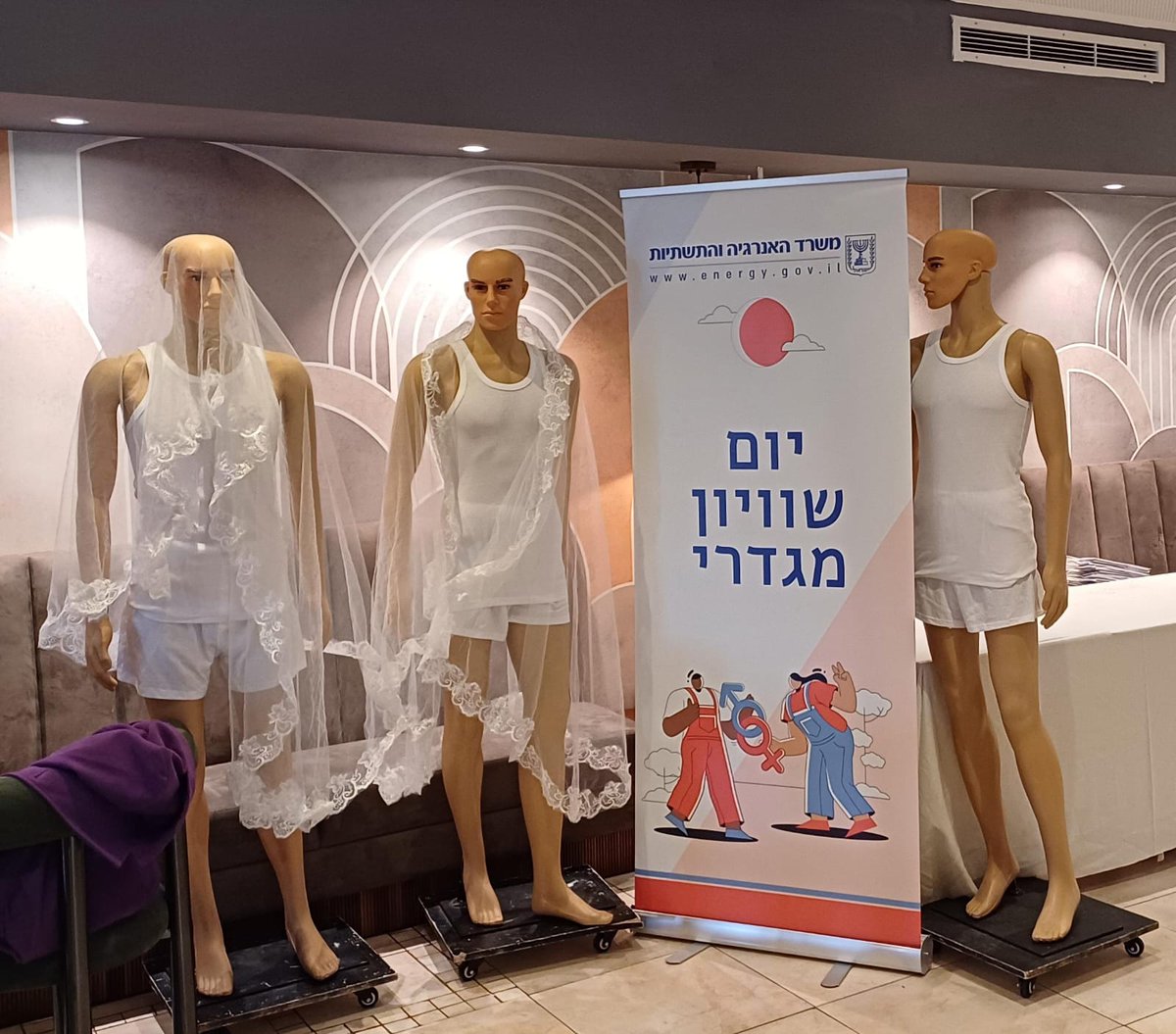 TamirDortal's tweet image. החידה לילד: מה הקשר בין ביטול המגדר לבין משרד האנרגיה והתשתיות בראשות השר @elicoh1 

למה משרד ממשלתי מעודד זרם פרוגרסיבי, ולא מתעסק בתפקידו?

והכל בתקופת מלחמה בה אמור המשרד לקצץ איפה שאפשר ולהצניע לכת כדי שנוכל לשלם על המלחמה

צולם היום במלון C בנווה אילן.