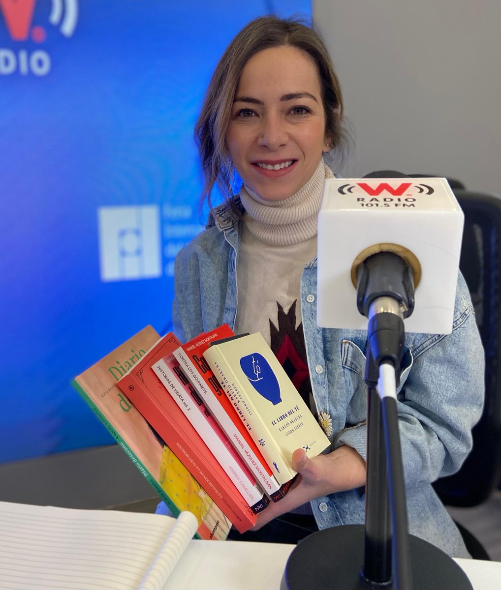 asilascosasw's tweet image. Hambre de lectura 💭 #AlAire 🎙️ La chef Andrea Arbide, para hablarnos de su nueva librería "Gallina de Guinea", especializada en comida.

🎙️ @warkentin
#LaWYOtrasLetras🔴wradio.com.mx