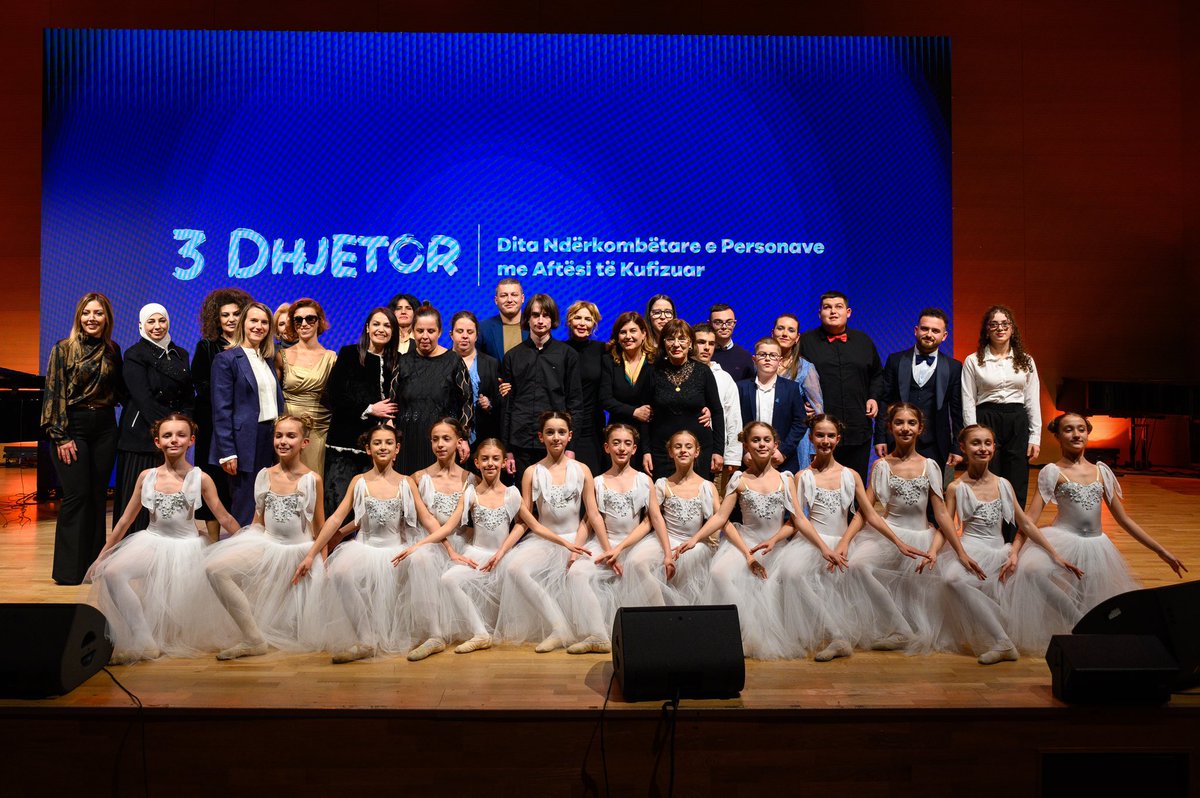 ZizolliMatilda's tweet photo. Ky ka qenë një nga aktivitetet më të bukura dhe më magjike që kam organizuar✨
Artistët me aftësi të kufizuara na treguan se talenti nuk njeh kufij, forca buron nga zemra dhe jeta shkëlqen aty ku ka pasion. Në këtë skenë arti na kujtoi se diversiteti është fuqia jonë më e madhe. https://t.co/BT2WrUr9Bh