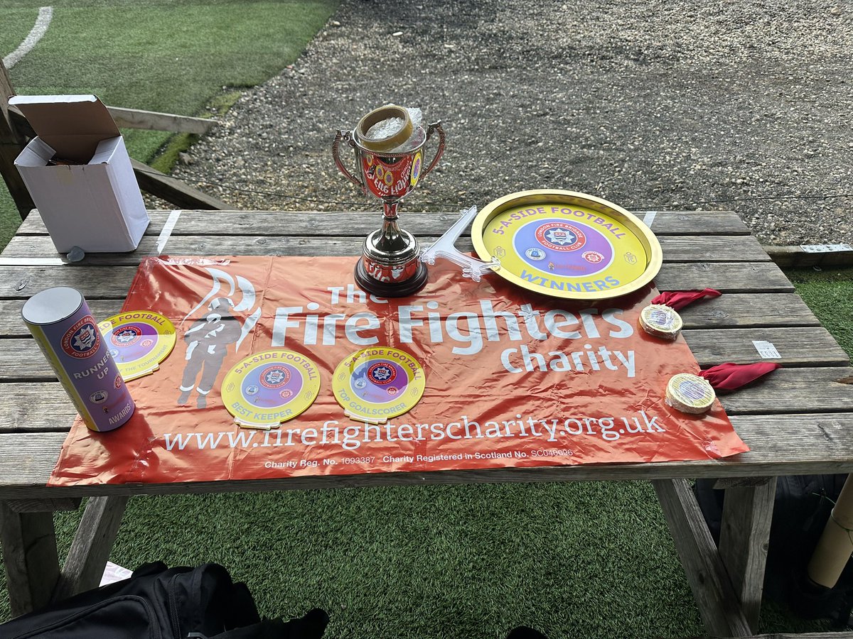 LondonFire's tweet image. Around 280 staff across 28 teams put their skills to the test in a 5-a-side LFB football tournament, in aid of @firefighters999 

Congratulations to #Acton who were crowned winners and presented with their award by the London Fire Commissioner

@LFBfootballclub @LFBWelfareFund