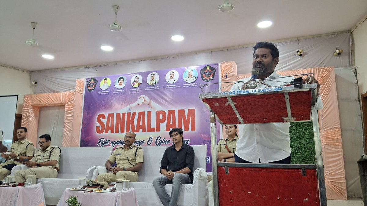 MLABonelaVijaya's tweet image. Call 1972 to report about Drugs!
#BeSmartDontStart
డ్రగ్ నియంత్రణకు యువత నడుము కట్టాలి 
ఎమ్మెల్యే విజయ్ చంద్ర

డ్రగ్ నియంత్రణకు యువత నడుము కట్టాలని ఎమ్మెల్యే విజయ్ చంద్ర పిలుపునిచ్చారు పార్వతీపురం మన్యం జిల్లా లైన్స్ కళ్యాణమండపంలో జిల్లా పోలీస్ శాఖ ఆధ్వర్యంలో సంకల్పం కార్యక్రమం…