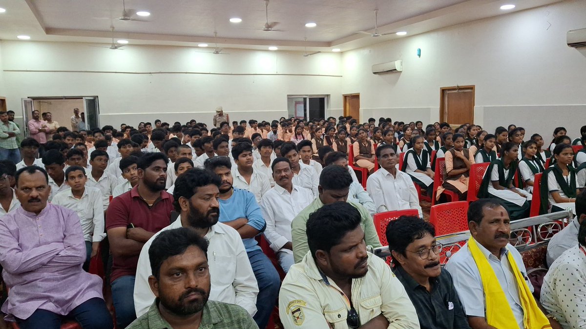 MLABonelaVijaya's tweet image. Call 1972 to report about Drugs!
#BeSmartDontStart
డ్రగ్ నియంత్రణకు యువత నడుము కట్టాలి 
ఎమ్మెల్యే విజయ్ చంద్ర

డ్రగ్ నియంత్రణకు యువత నడుము కట్టాలని ఎమ్మెల్యే విజయ్ చంద్ర పిలుపునిచ్చారు పార్వతీపురం మన్యం జిల్లా లైన్స్ కళ్యాణమండపంలో జిల్లా పోలీస్ శాఖ ఆధ్వర్యంలో సంకల్పం కార్యక్రమం…