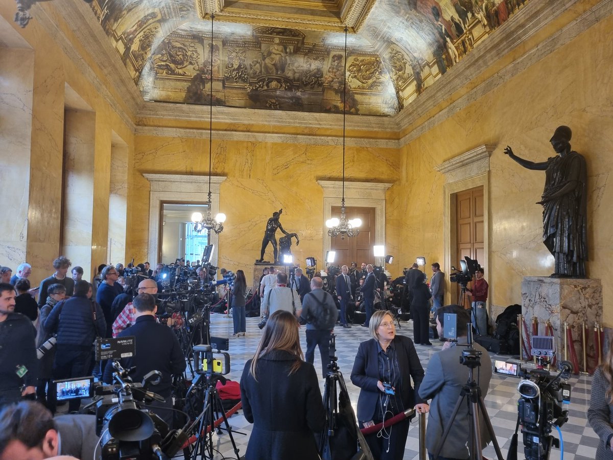 Couverture médiatique record à l'assemblée nationale ce mercredi, à quelques minutes des votes des motions de censure. De nombreux journalistes étrangers se sont aussi accrédités.