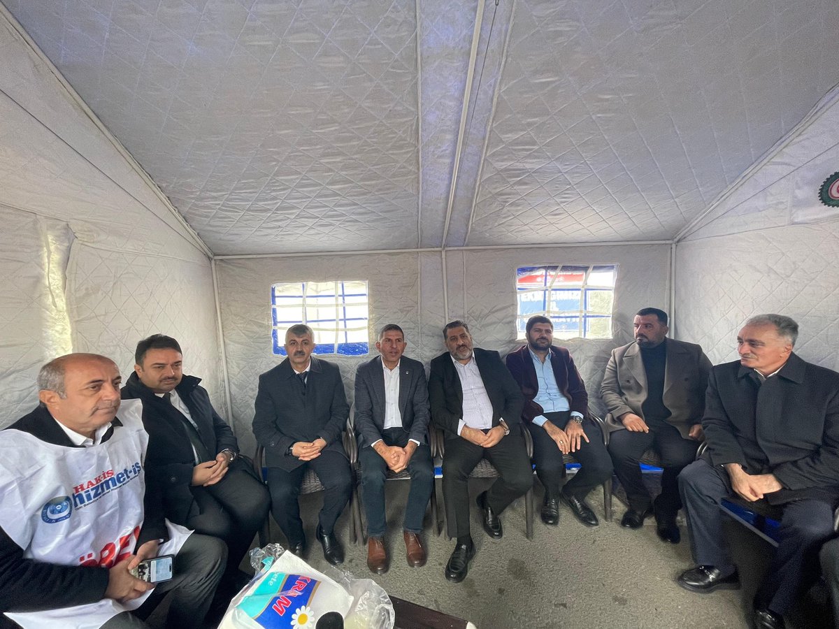 Tasarruf tedbirlerini öne sürerek işçi ve memur kıyımı yapan DEM’li belediyeler katalog alım yaparak  gülünç bir çelişkiye düşmektedirler.
Toplu işten çıkarmalarla halka karşı husumet besleyenler emek gücüne yönelik talan siyaseti izleyerek hizmetlerin aksamasına neden olmaktadır