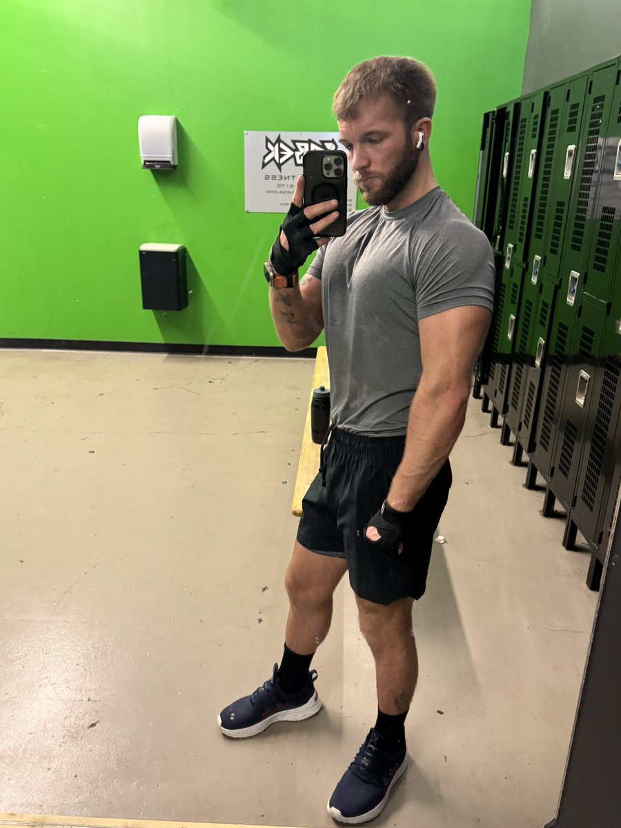 DER3Kjames's tweet photo. Push past limits. 🏋️ #gym #workout #gymlife #workoutmotivation #gymbro #flex #chestday #gay #gayman #lgbtq #lgbtqia #FitnessJourney #gymbody https://t.co/ZrIaN0Jm8b