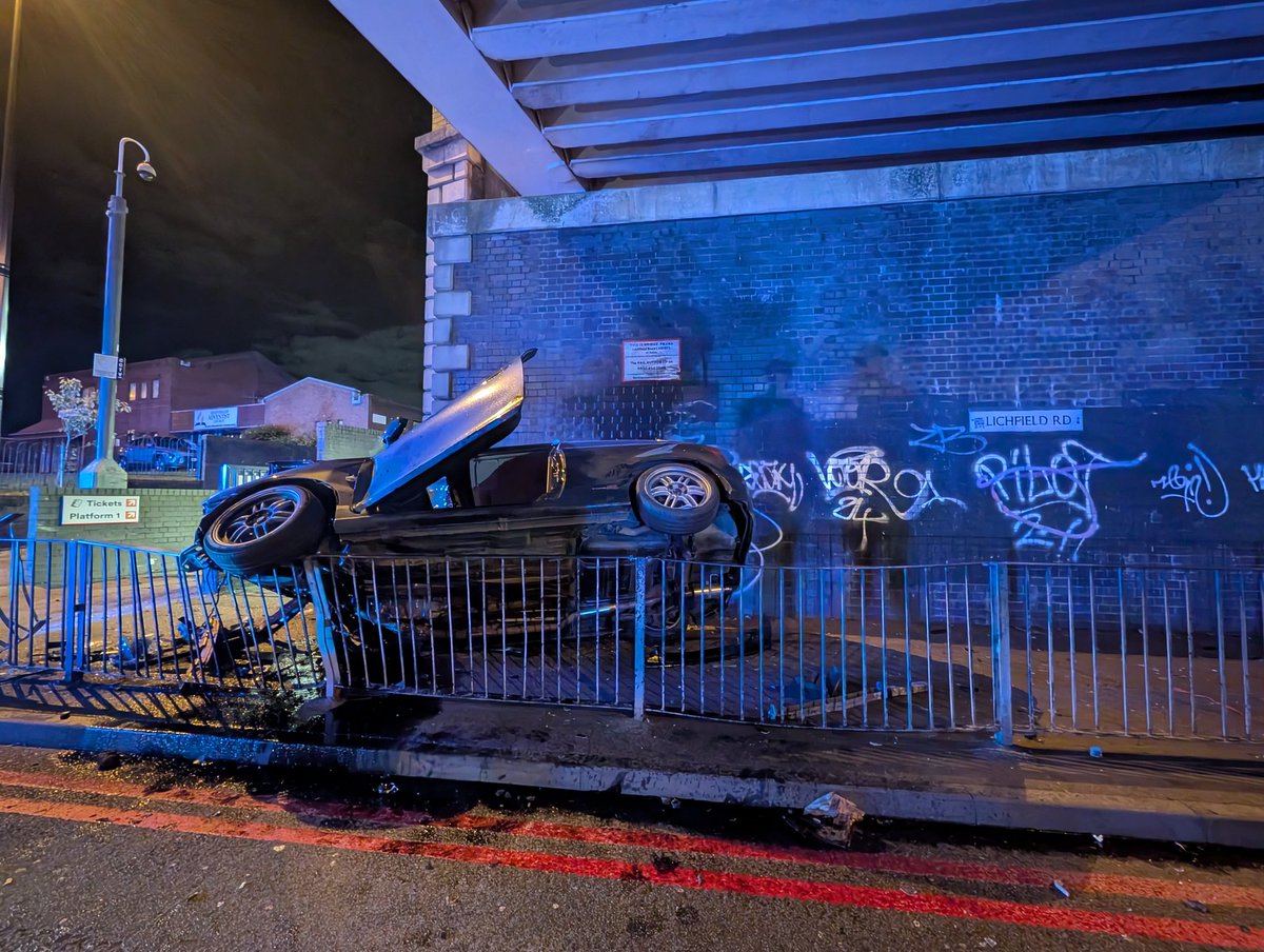 WMFSAston's tweet image. RTC in Aston with @WMFSWardEnd. Thankfully no one was seriously hurt! Driver had minor injuries but this could have ended so much worse! #drivetosurvive #drivesafe #slowdown