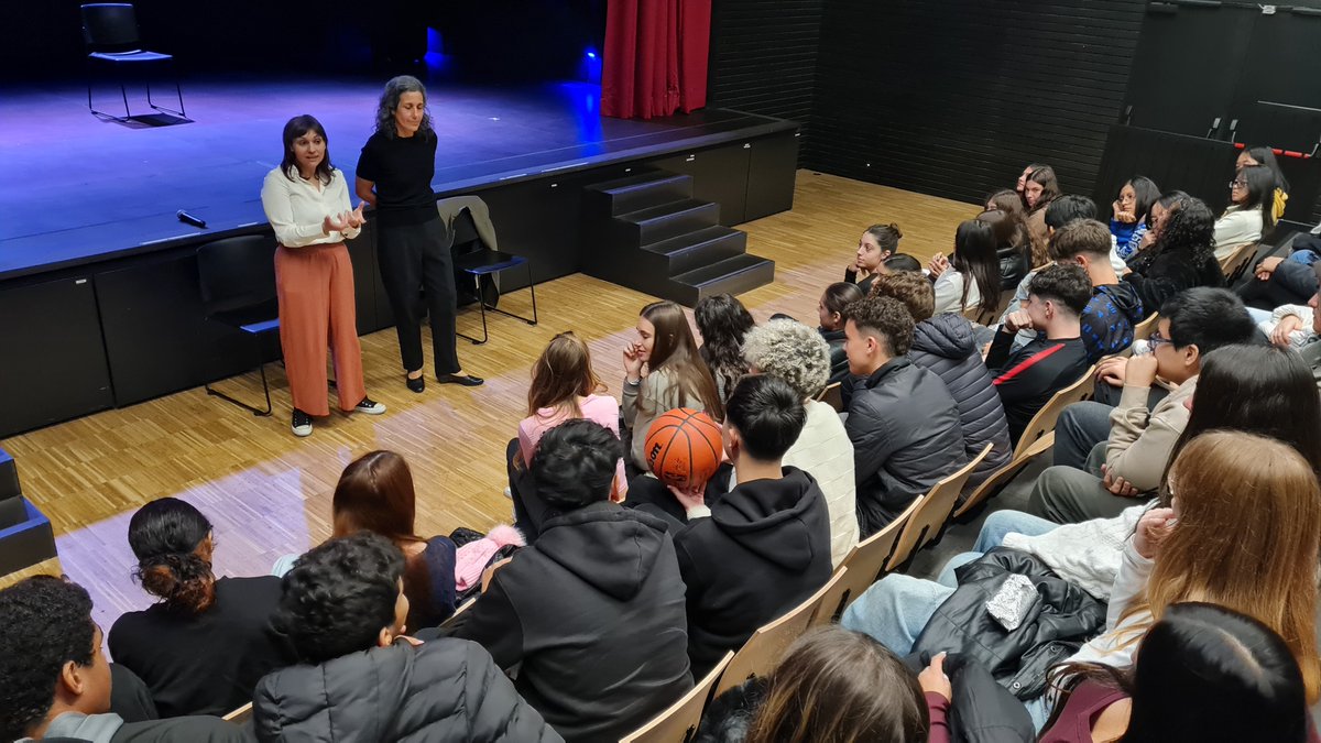 iesalzina's tweet photo. Aquest matí, l’alumnat de 1r de Batxillerat ha assistit a "Quan alguna cosa trontolla", una obra de teatre que no ha deixat ningú indiferent. Aquesta proposta de La Nave Va aborda temes  com la salut mental, el suïcidi juvenil i la necessitat de demanar ajuda. @consorciedubcn https://t.co/nh29yr47tW