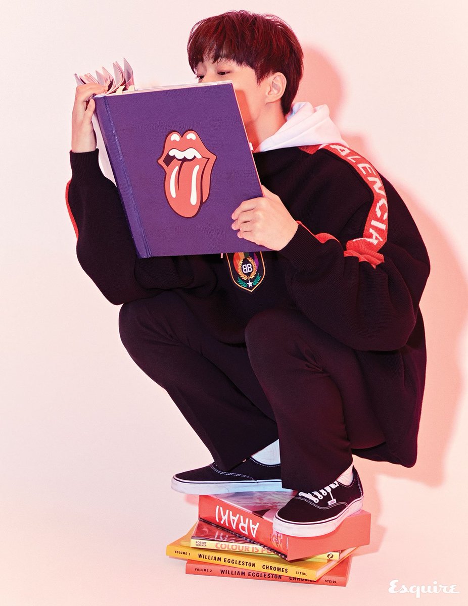 Q.눈에 띄는 멤버는 아니었는데, 지금 보면 홀로 묵묵하게 탄탄대로를 걸어온 거 같아요
🐧성격이죠 뭐. 이 일을 굉장히 좋아하지만 타고났다고 생각한 적은 없어요. 나서는 게 두려운데 항상 그걸 숨기고 도전했어요. 가수로서도 배우로서도 치고 나가는 건 없지만 천천히 하나씩 해나가고 싶었어요