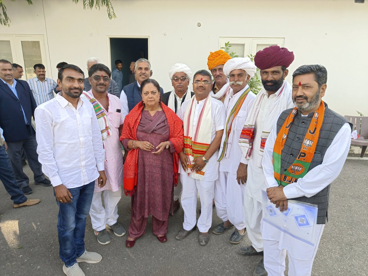 महारानी श्रीमती वसुन्धरा राजे जी से आशीर्वाद प्राप्त किया  <a href="/VasundharaBJP/">Vasundhara Raje</a> <a href="/Dewasi_Youth/">Dewasi Youth Team</a> <a href="/sanwalaramm/">Sanwalaram Dewasi</a> <a href="/IJagdishdewasi/">Jagdish Dewasi</a>