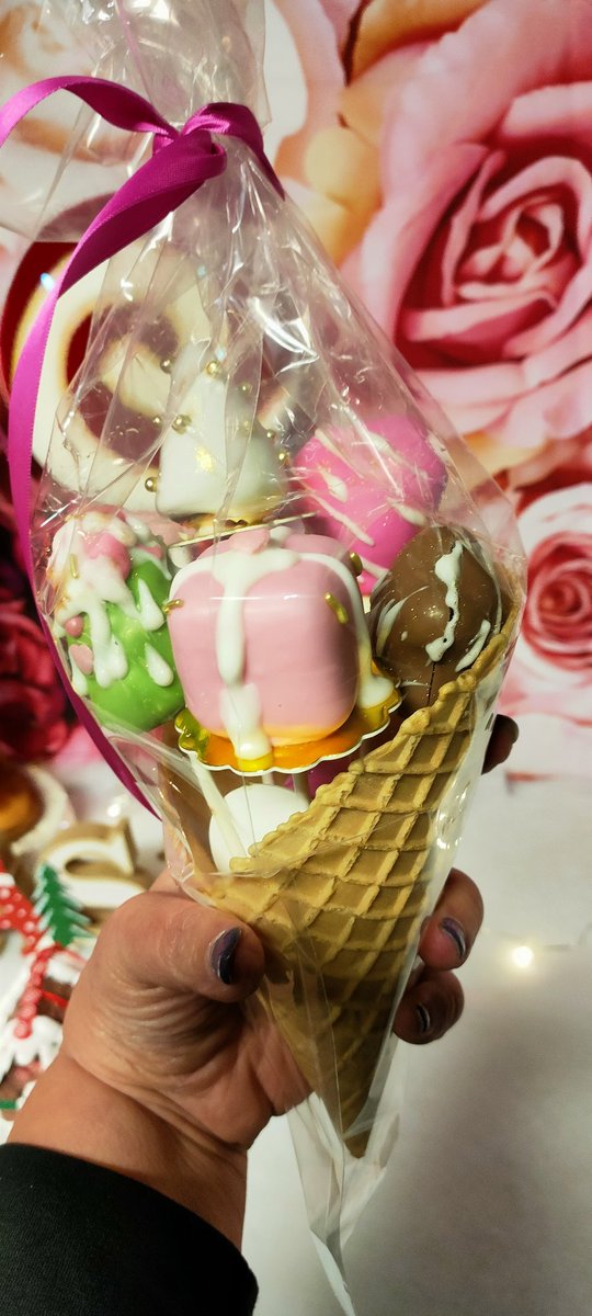 Laurina5012's tweet photo. Creatief in de keuken...#popcakes maken ....tv was even n geduldig werkje...maar t resultaat mag er zijn 😘 https://t.co/R21gzHbenQ