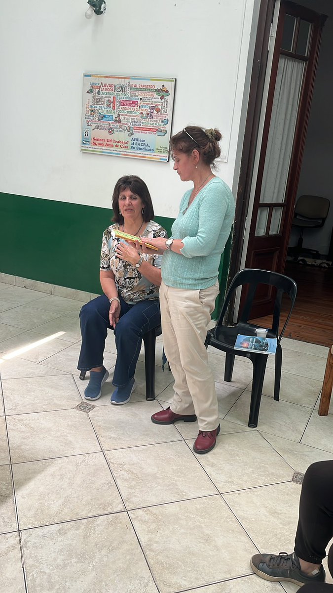 Como cada 15 días en el taller literario de la biblioteca Ana María Giacosa del <a href="/SacraAm1/">Amas de Casa</a> la escritora @MarielaGiana presentó y comentó su libro de relatos Cuatro Estaciones hacia el Invierno. Muchas gracias <a href="/AdrianaFaillace/">Adriana Faillace</a> y @MariadelCarmenPrieto