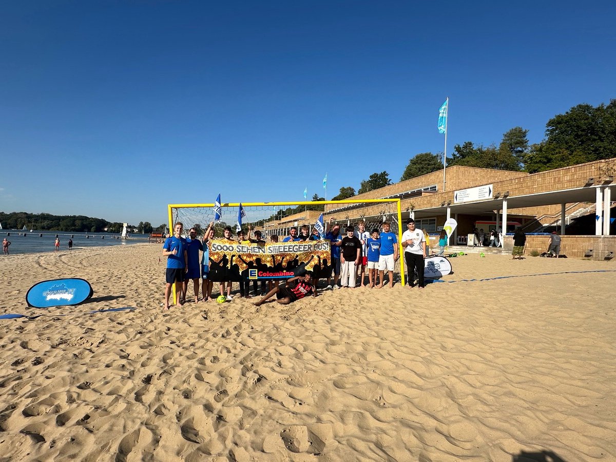 Unser tägliches Dezemberfoto
Diesmal mit unseren Freunden Beachsoccer Freunden von Hertha BSC (Deutsche Beachsoccer Vizemeister 2024) beim Jugendfestival am Strandbad Wannsee. Ein wunderbarer Sommertag mit blauweißen Freunden 💙🤍 #HaHoHe 

❕Ab Januar nur noch auf Bluesky!