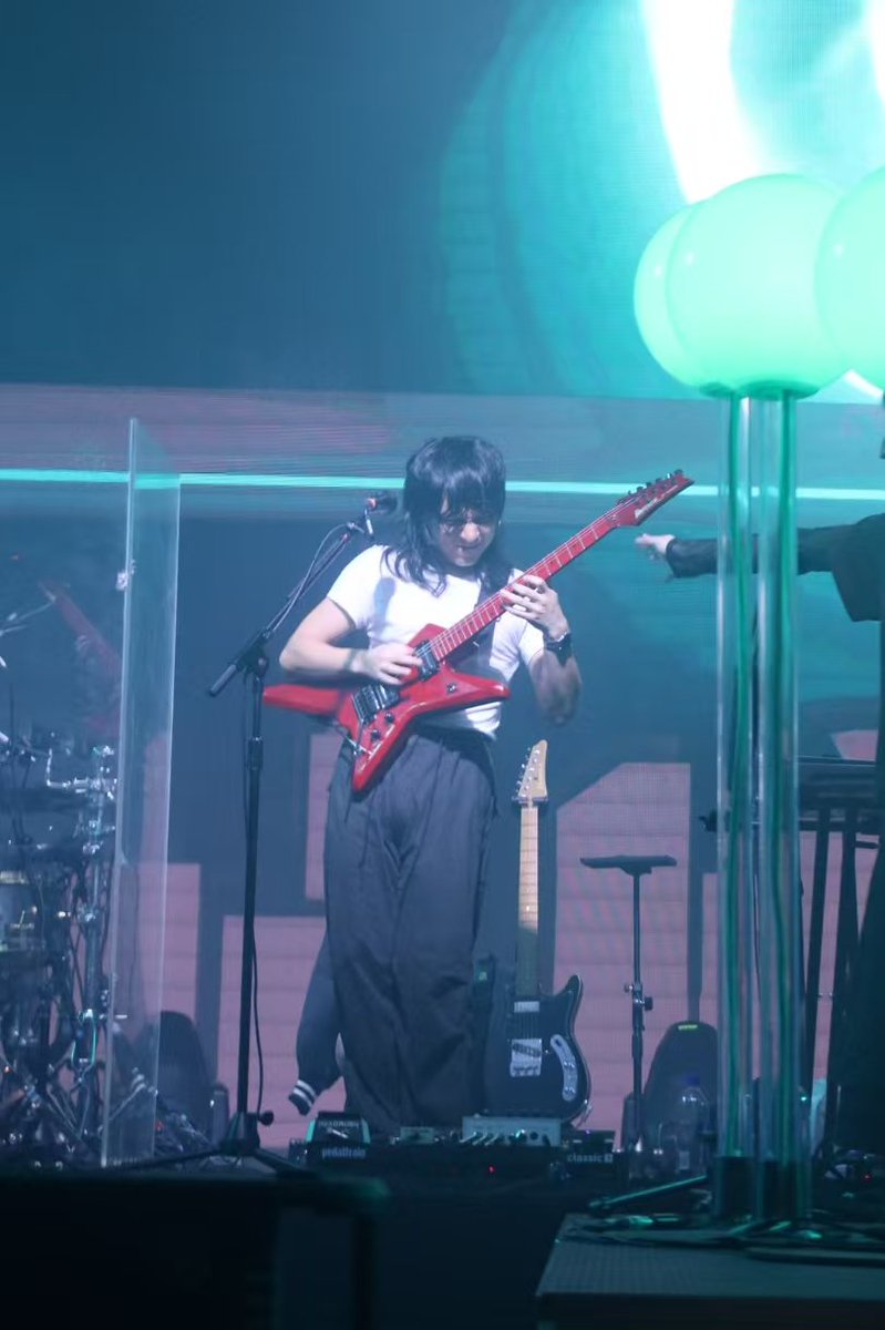 galigg3's tweet photo. glad to see u achieved ur dream of playing guitar for porter!!u did get ur wish rafa😭😭😭 https://t.co/MIJ6jCQgUj