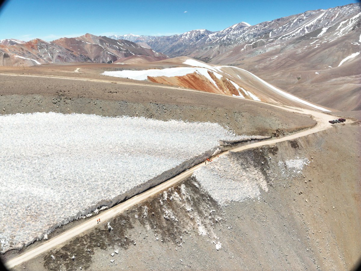 RioHuasco's tweet photo. JVRH realizó inspección en El Encierro – Valeriano por presunta destrucción de glaciares. Según la revisión, el casquete de nieve observado corresponde a acumulaciones nivales en proceso de deshielo debido a altas T* y no existe afectación. Mis info en https://t.co/g9gHmS3Uyl https://t.co/Sdubk8241M