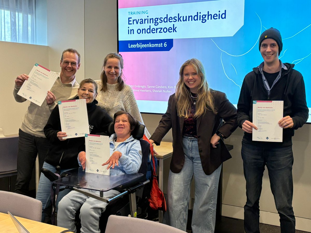 Tijd voor een feestje! Want deze ervaringsdeskundigen hebben de door de AWVB ontwikkelde en gegeven training ‘Ervaringsdeskundigheid in onderzoek’ deze week succesvol afgerond. Trots op hun inzet! Meer info over de training: awvb.nl/product/ervari…
