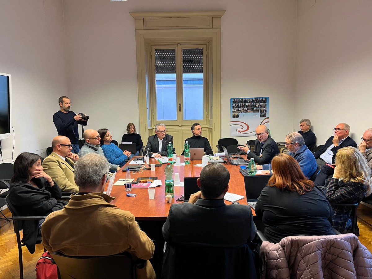 FisascatCisl75's tweet photo. 🟢 #TerzoSettore #Socio #Sanitario #Assistenziale #Educativo Al via la due giorni di trattativa per il rinnovo del #Contratto nazionale #Uneba scaduto da più di 5 anni. Circa 135mila gli addetti interessati ai negoziati. Per la #FisascatCisl presenti la segretaria nazionale @aurorablanca_ insieme all’operatore #DanieleMeniconi.
📑 Serrato il confronto sulla parte economica e sugli istituti normativi volti a dare dignità al settore.
📸 https://t.co/eg0X50d3l3