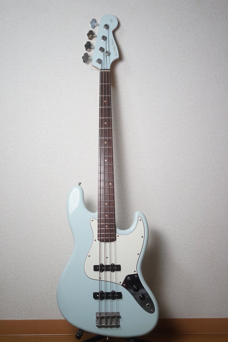 u___bassist's tweet photo. East Village GuitarsのJBタイプ
Tearsの外見ほぼSadowsky RV5-WL

E.V.Gギターはごく稀にみかける、これの詳細知りたいので京都に行きたい
Tearsのはまじで見かけない、サイトなくなっちゃったから工房も無くなったのかなあ

#みんなが持ってなさそうなベース https://t.co/XclHHnx5Uy