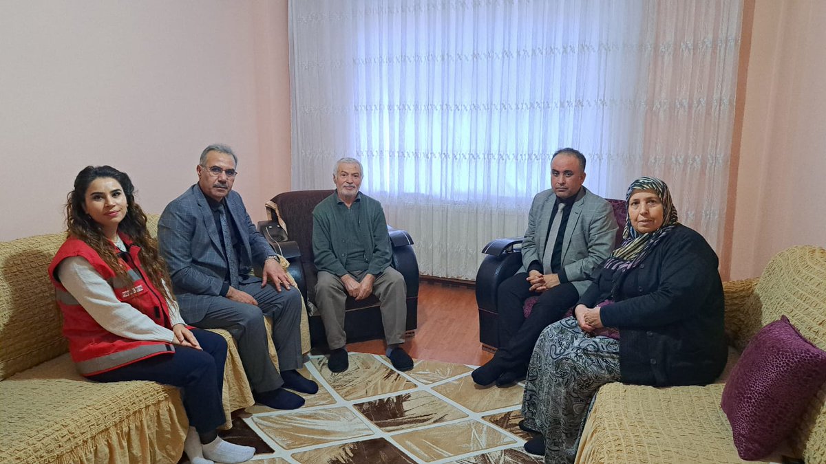 İl Müdürümüz Arif Topal ile Şehit ve Gazi Hizmetleri Birimi 2017 yılında şehit olan Gökhan Peker'in ailesi ile Kıbrıs gazimiz Adem Peksert'in ailesini ziyaret etti.
<a href="/tcailesosyal/">T.C. Aile ve Sosyal Hizmetler Bakanlığı</a> 
<a href="/MahinurOzdemir/">Mahinur Özdemir Göktaş</a> 
<a href="/ashb_sehitgazi/">Şehit Yakınları ve Gaziler Genel Müdürlüğü</a> 
<a href="/ArifTopal_01/">Arif Topal</a>