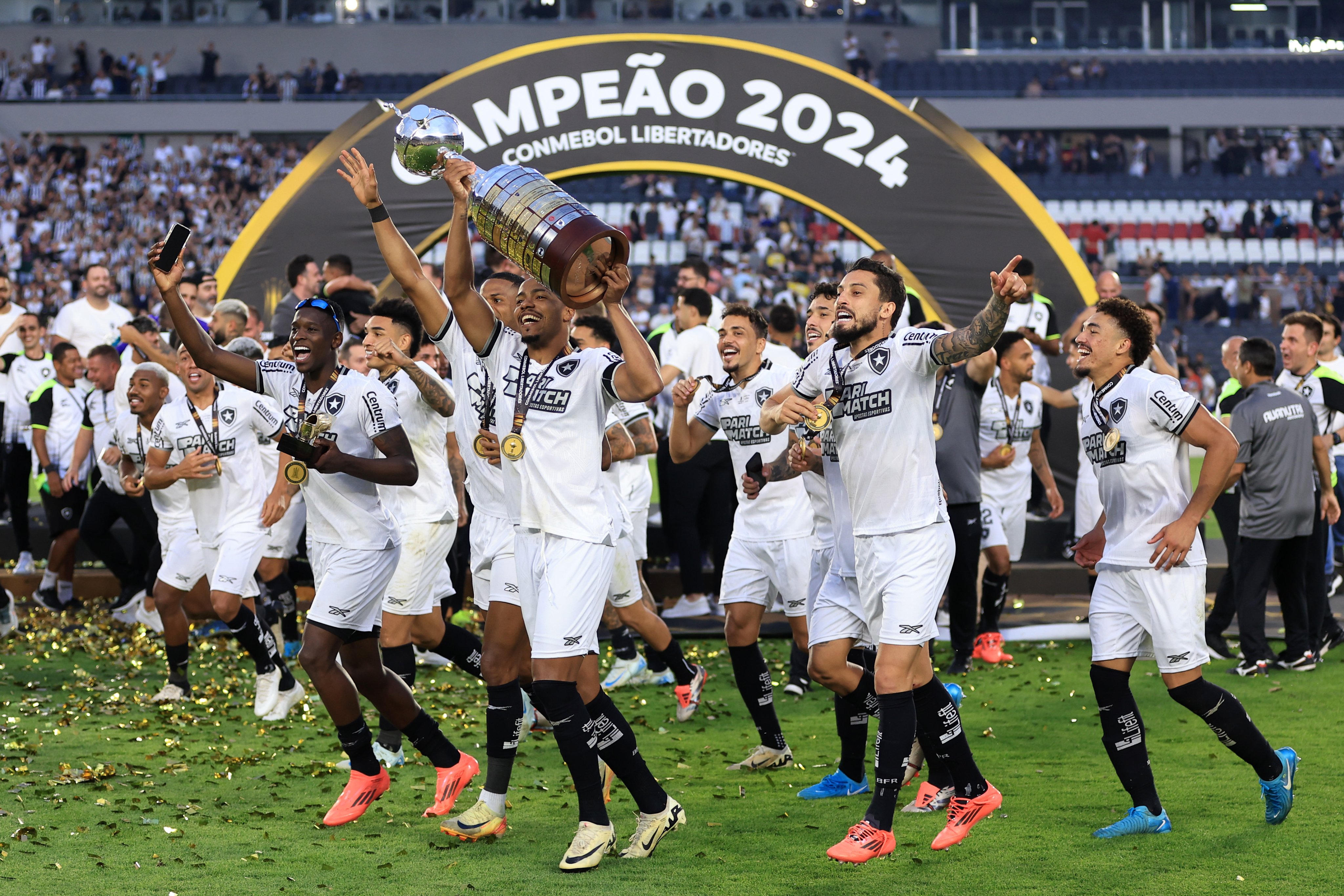 Botafogo players celebrate after winning the CONMEBOL Libertadores.
