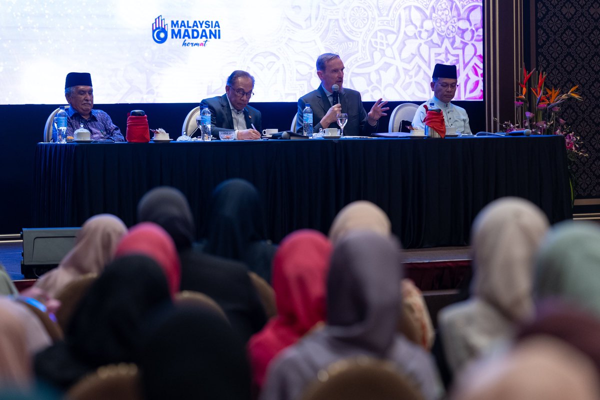 anwaribrahim's tweet photo. Saya berbesar hati menerima kunjungan Chair of the Board of Trustees and Founder of Cambridge Muslim College (CMC) Syeikh Abdal Hakim Murad, dan seterusnya bersama dalam siri Majlis Ilmu Madani di Seri Perdana, Putrajaya hari ini.

Kita bertuah dapat bersama Syeikh Abdal Hakim Murad yang terkenal dengan tradisi pengajian turath Islami dan pada masa yang sama menguasai ilmu semasa dan memahami cabaran kontemporari, khususnya di dunia Barat.

Syeikh antara lain telah menyentuh pengalaman sejarah Barat dalam hal ehwal agama dan menonjolkan beberapa perkembangan menarik mengenai Islam di Eropah sewaktu meningkatnya sentimen Islamofobia.

Saya juga tertarik dengan pandangan Syeikh bahawa kita perlukan satu suara yang berkesan berhadapan cabaran dan tekanan. Namun, apa yang ada kini ialah bibit-bibit perpecahan, perselisihan di kalangan kita yang tidak memungkinkan kita berdepan dengan kekuatan Barat atau Eropah.

Semoga majlis seperti ini akan terus membina kekuatan nurani serta terpancarnya dhamir, selain memupuk tradisi ilmu di kalangan masyarakat madani. 

#MalaysiaMADANI