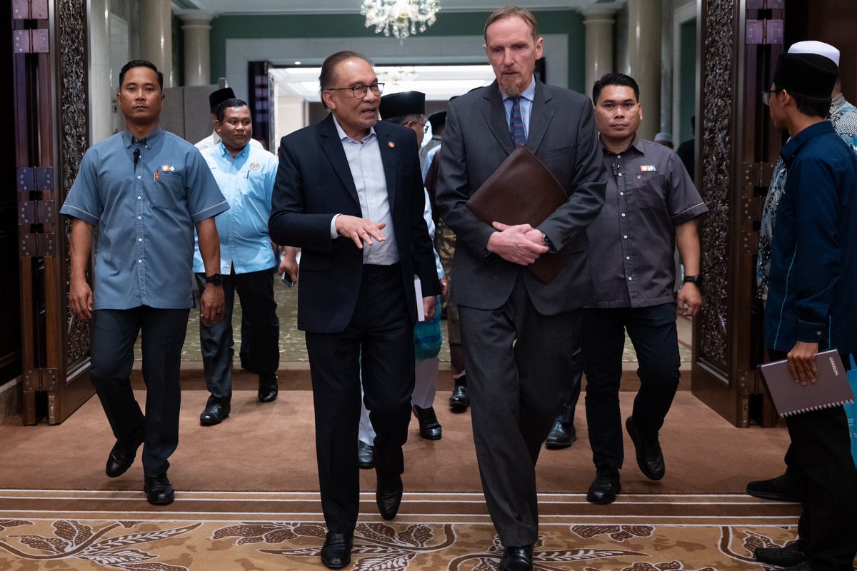 anwaribrahim's tweet photo. Saya berbesar hati menerima kunjungan Chair of the Board of Trustees and Founder of Cambridge Muslim College (CMC) Syeikh Abdal Hakim Murad, dan seterusnya bersama dalam siri Majlis Ilmu Madani di Seri Perdana, Putrajaya hari ini.

Kita bertuah dapat bersama Syeikh Abdal Hakim Murad yang terkenal dengan tradisi pengajian turath Islami dan pada masa yang sama menguasai ilmu semasa dan memahami cabaran kontemporari, khususnya di dunia Barat.

Syeikh antara lain telah menyentuh pengalaman sejarah Barat dalam hal ehwal agama dan menonjolkan beberapa perkembangan menarik mengenai Islam di Eropah sewaktu meningkatnya sentimen Islamofobia.

Saya juga tertarik dengan pandangan Syeikh bahawa kita perlukan satu suara yang berkesan berhadapan cabaran dan tekanan. Namun, apa yang ada kini ialah bibit-bibit perpecahan, perselisihan di kalangan kita yang tidak memungkinkan kita berdepan dengan kekuatan Barat atau Eropah.

Semoga majlis seperti ini akan terus membina kekuatan nurani serta terpancarnya dhamir, selain memupuk tradisi ilmu di kalangan masyarakat madani. 

#MalaysiaMADANI