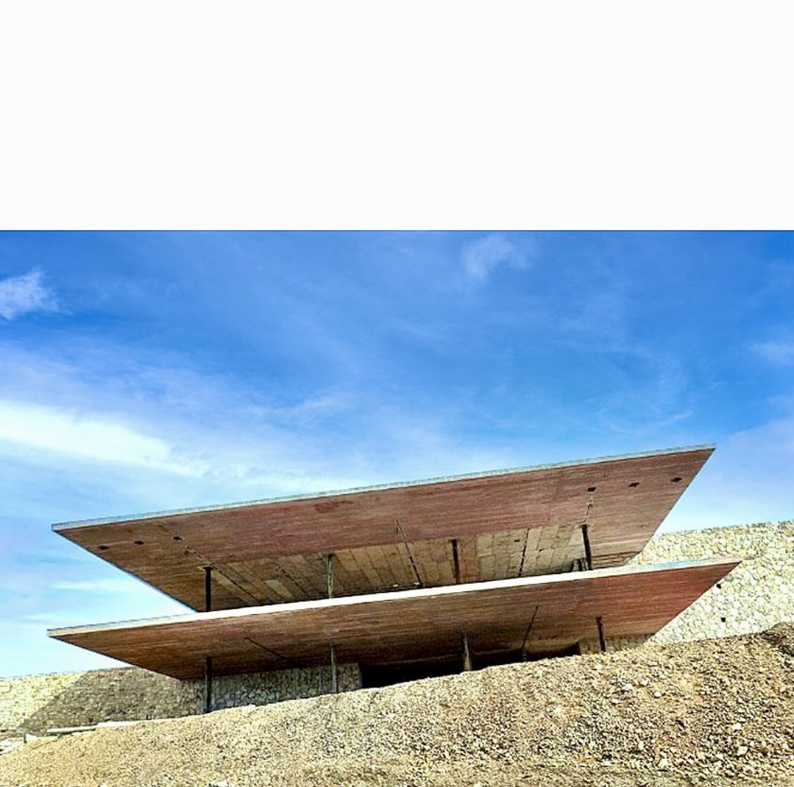 .
Lo mejor de Baukunst Academy 2024:
.
Residencia Lanaras en Anavyssos, 
Ática, Grecia, 1961-63.
Arquitecto: Nicos Valsamakis
.
Fotos © Dimitris Kalapodas. 
Colores AI Neural por @anewsublime.
.
baukunstacademy.com