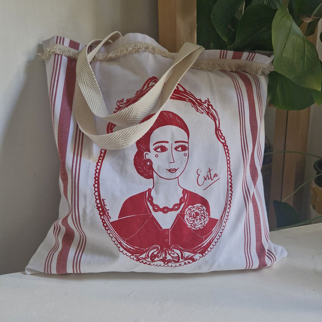 Perfecta para tus días, llevá a todos lados la esencia de quien marcó una época. Disponible en la tienda del museo.