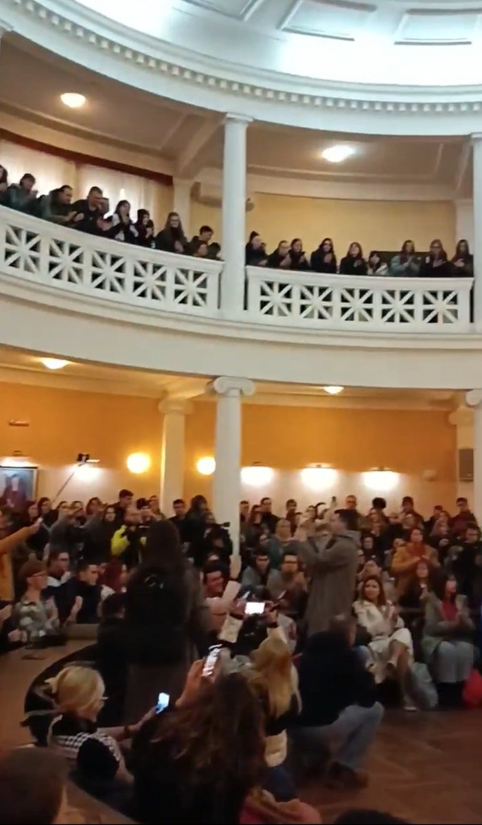 preokretnis's tweet photo. I #Niš -ki studenti ne ćute! Solidarni su sa kolegama. #15minutaćutanja za žrtve u Novom Sadu, a potom su blokirali Rektorat. #studenti #školstvo #blokada #solidarnost #15minutaza15žrtava #odgovornost #krvaveruke #srbija @PokretPreokret https://t.co/1i7bQQSQe9