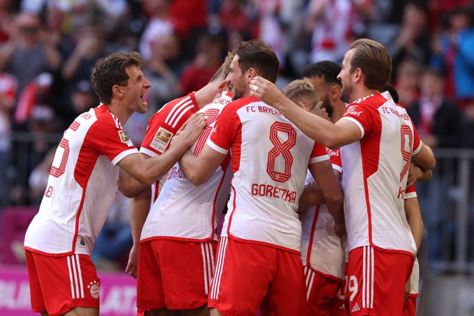 FC Bayern München players celebrate.