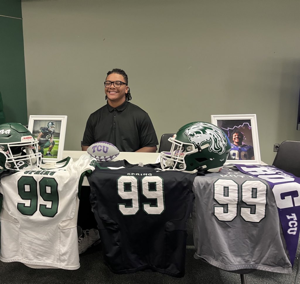 SpringISDAthl's tweet image. Congrats to Floyd Guidry on signing his Letter of Intent to play football at TCU and graduating early—a remarkable achievement that’s no easy task! 🎉🏈🐸 @TCUFootball @FloydGuidry99 @SpringFootball @SpringISD @single_antonio #GoFrogs #HardWorkPaysOff