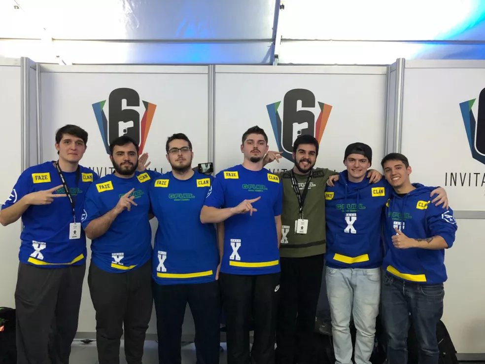 👑 Há exatos 7 anos, a <a href="/FaZeEsports/">FaZe Esports</a> anunciava a sua entrada no cenário competitivo de Rainbow Six Siege.

O campeonato de estreia foi o Six Invitational 2018, onde foram eliminados nas quartas de final. No mesmo ano, foram vice campeões da PL Rio de Janeiro e campeões do BR6.