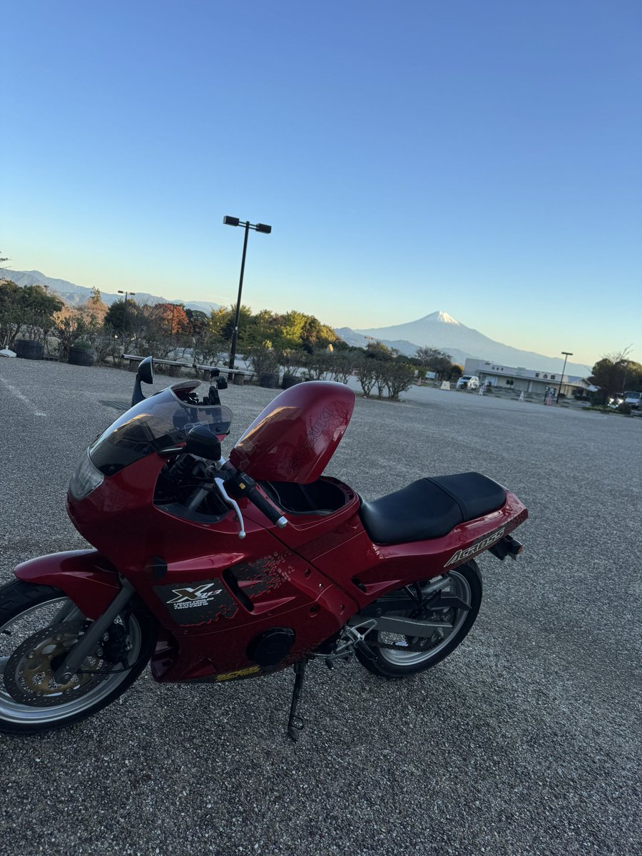 trp125kuga's tweet photo. 乗り換え＆歳を重ねた為更新！

名前➤➤ 玖龍
性別➤➤ ♂
年齢➤➤ 22
住み➤➤ 静岡
愛車➤➤ GSX250F ACROSS
一言➤➤ SUZUKIが好きな人見知りですが仲良くしてください！

#バイク乗りとして自己紹介
#バイク好きな人と繋がりたい
#バイク乗りと繋がりたい
#スズキ #SUZUKI 
#鈴菌 #鈴菌感染者 https://t.co/InR1ga58Z8