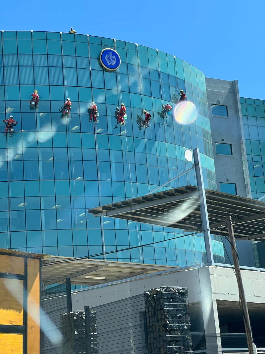 𝐋𝐒𝐏 𝐒𝐮𝐛𝐬𝐭𝐚𝐧𝐝𝐚𝐫𝐝 𝐖𝐨𝐫𝐤 𝐂𝐨𝐬𝐭𝐬 𝐂𝐞𝐧𝐭𝐫𝐚𝐥 𝐁𝐚𝐧𝐤 𝐌𝐢𝐥𝐥𝐢𝐨𝐧𝐬

Maseru – The newly built headquarters of the Central Bank of Lesotho (CBL), constructed by local company Lesotho Steel Products (LSP), has become a national embarrassment after a massive