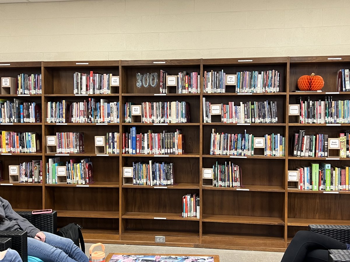 MountaineersMC's tweet image. Row after row of book spines squeezed together in perfect sameness - not at @HHSMountaineers! How about visually appealing, inspiring, engaging, accessible browsing?!  Before &amp;amp; after pictures tell the story. #highschoolreaders #Climb