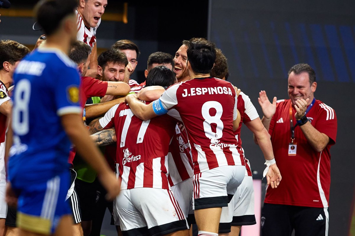 Esa felicidad del pibe cuando el equipo juega a lo que quiere y sus sistema de juego. <a href="/VerdirameSergio/">Sergio Verdirame</a> chapo porque hemos vuelto a la posición de buscar pase al hueco y jugar nivel asociativo de meter paredes y buscar más ocasiones con el balón a los pie chapo pibe 🔴⚪💪🏻