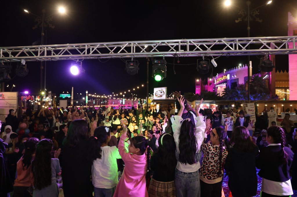 🌸 توزيع الهدايا على المسرح المفتوح ضمن الفعاليات الختامية

في أجواء مليئة بالحماس والفرح، شهد المسرح المفتوح في مهرجان الزهور والبيئة ضمن الفعاليات الختامية توزيع مجموعة مميزة من الهدايا على الحضور.

#أمانة_منطقة_القصيم #مهرجان_زهور_الرس