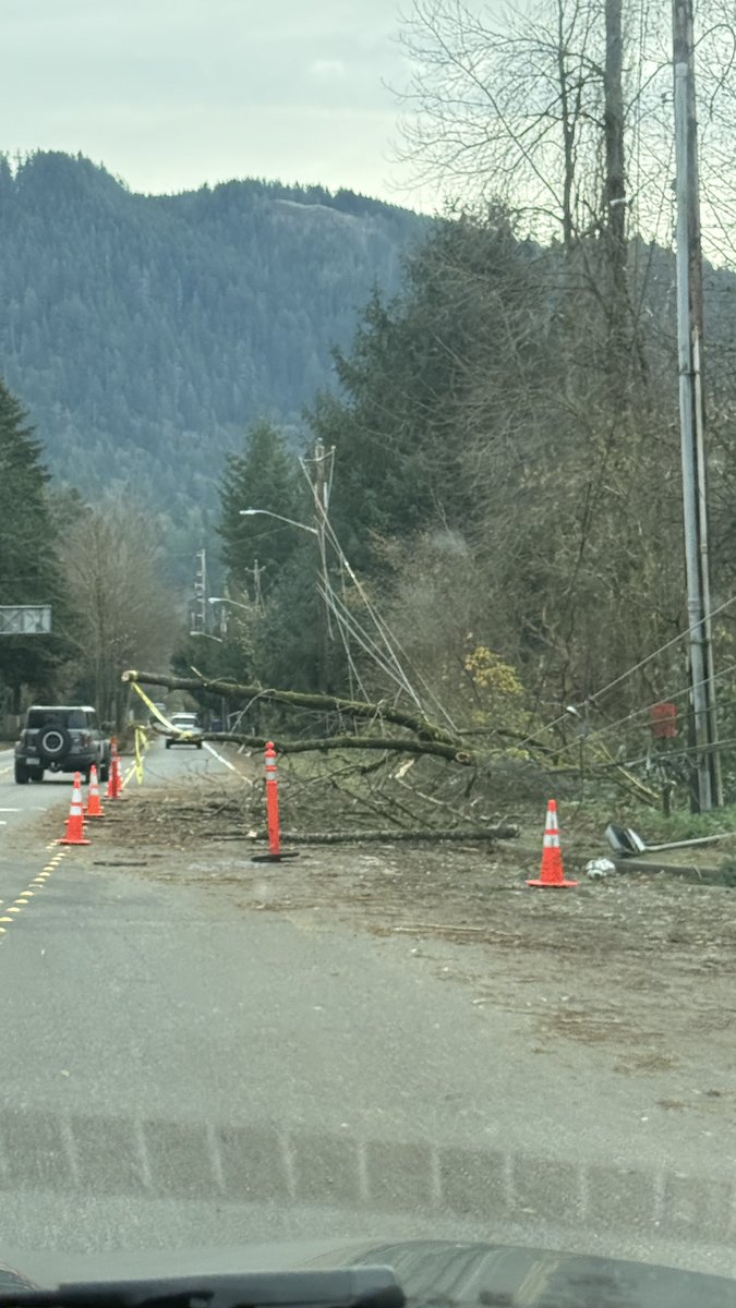 imnotarguing's tweet photo. @pnwconservative Nope. Lost on Tuesday 5:45pm. It’s Friday 11:34. No power in Issaquah. It’s dreadful out here. https://t.co/JaUAZG2kSd