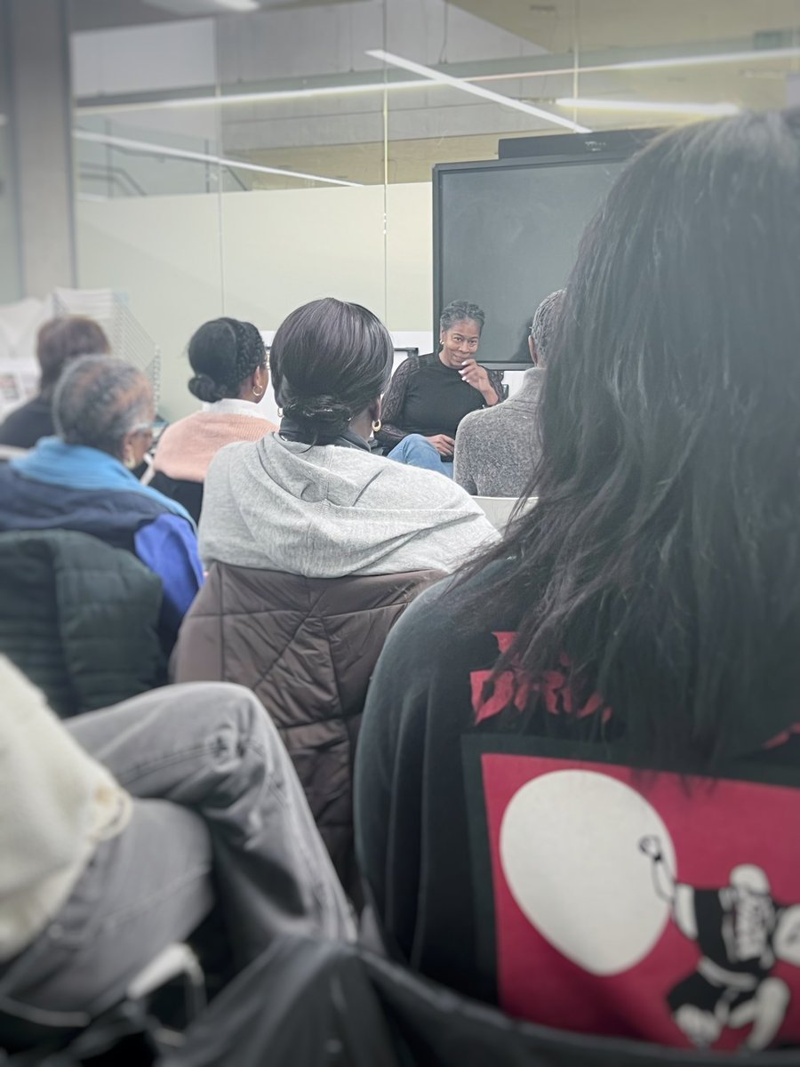 NewhamStories's tweet image. Closing out the festival with the incredible @JoyWhite2 and @Marv____ell.

Looking back at lockdown now all the social distancing signs have worn down.

@NewhamLibraries @NewhamLondon @ace__london @Discover_Story