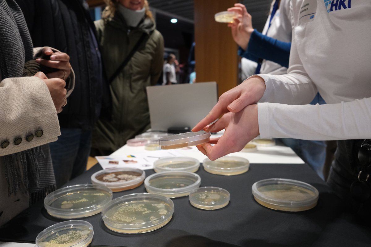 Science is still on the road at the #LNDWJena 🌠🌛 🔬. You can visit the #LeibnizHKI until Midnight. 
📍Location: Hermann-Löns-Straße 70, 07745 Jena 
🕛  Date: Tonight