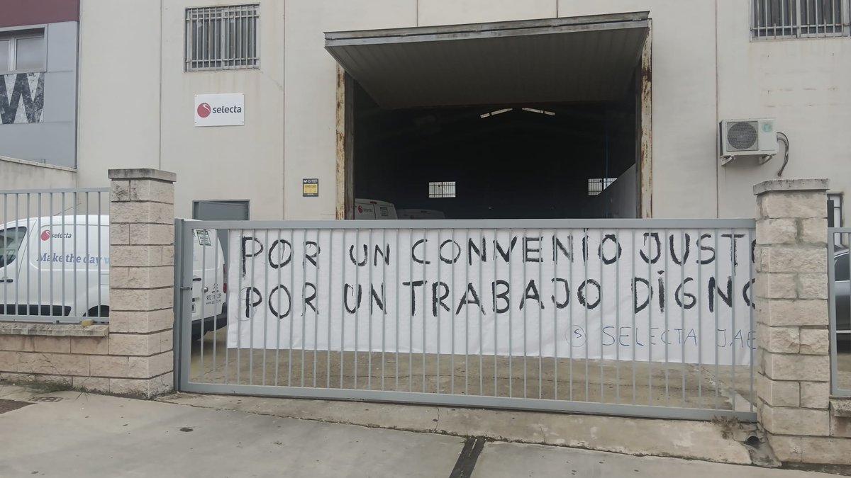 Hoy se movilizan compañer@s en la delegación de <a href="/Selecta_spain/">Selecta España</a> #Linares (#Jaén).

VOLVEMOS A LA LUCHA POR UN CONVENIO DIGNO.

Tras la desconvocatoria de #HUELGA por un acuerdo en materia salarial, #Selecta utiliza la técnica del aburrimiento.  Y SEGUIMOS SIN CONVENIO.