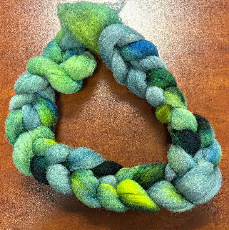 Blink Shark update! I just soaked it to set the twist and laid it out to dry on my drying rack.
Want to spin up a braid yourself? It's dyed-to-order in my shop! 
etsy.com/listing/181201…
#HandSpunYarn
#HandSpinning
#IndieDyedYarn
#HandDyedYarn
#FiberArts