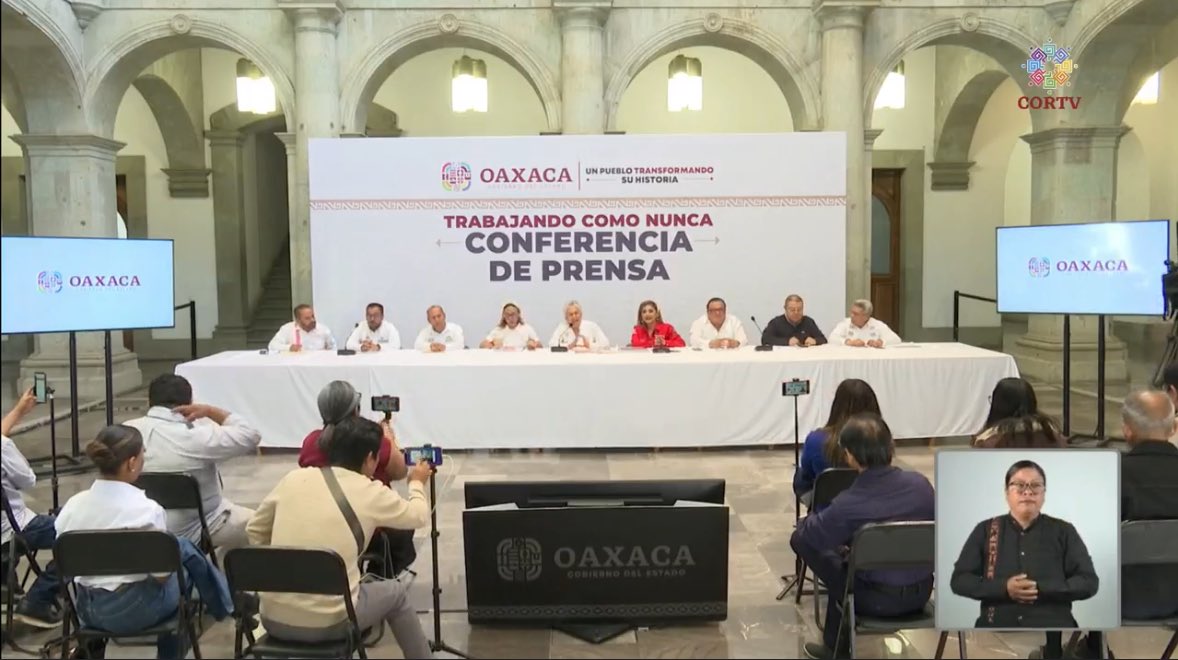 SalMRasgado's tweet photo. @doctoravero, Directora General del @COBAO_GobOax en Conferencia de prensa del sector educativo, hablando de los resultados y logros que desde la llegada de la #PrimaveraOaxaqueña han hecho que el COBAO despunte. Todo el reconocimiento Dra. 👏👏👏👏 https://t.co/WHVjQwvQqw