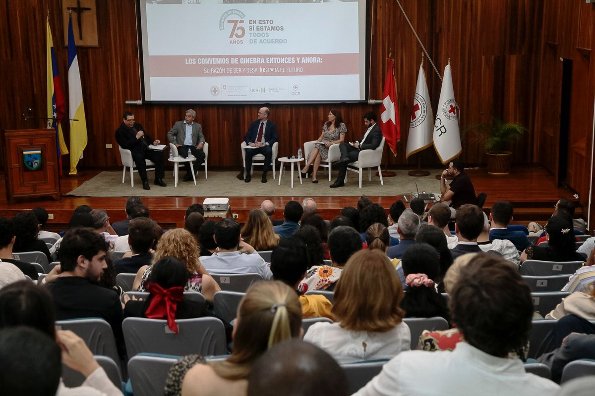 CICR_ve's tweet photo. @CruzRojaVe @enlaucab Esta iniciativa conjunta permitió a los asistentes apreciar una muestra gráfica de la importancia de los Convenios de Ginebra, así como reflexionar sobre las consecuencias humanitarias de los conflictos armados y el papel de los Estados en el cumplimiento del DIH. https://t.co/9CMrTtwqqq