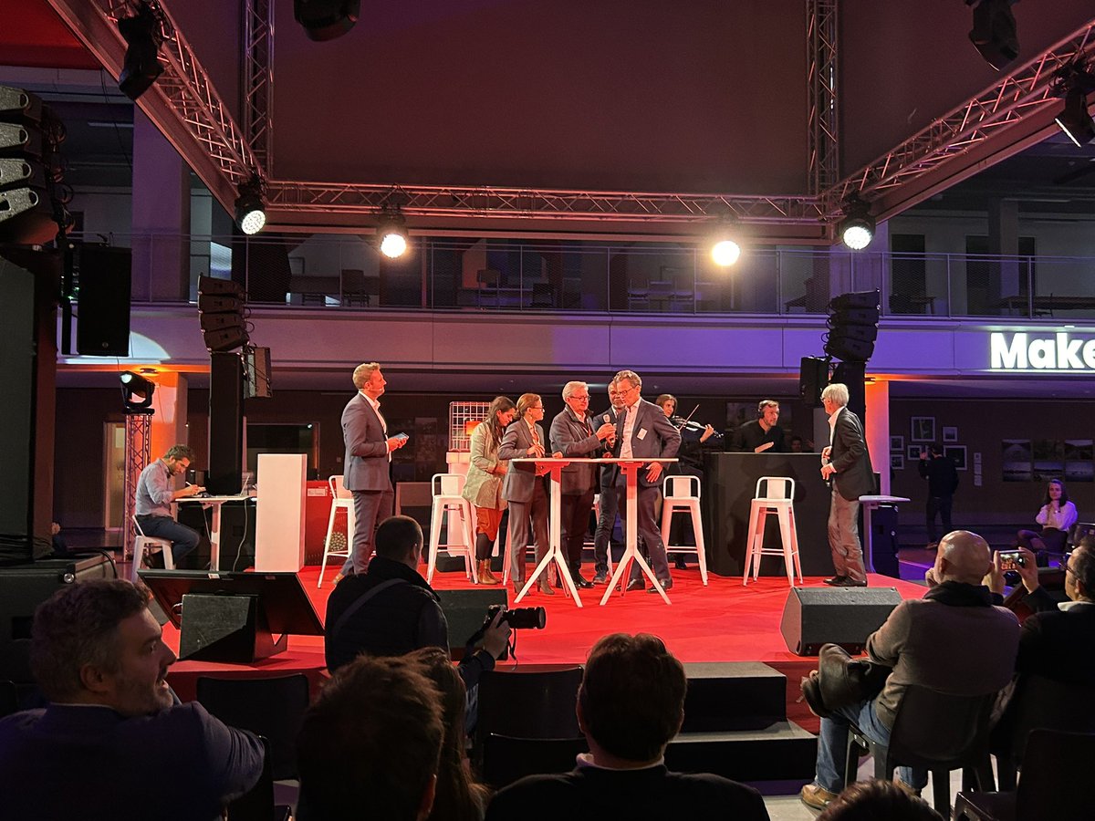 emlyon business school (@emlyon) on Twitter photo emlyon business school et <a href="/SDLV_Officiel/">Sport dans la Ville</a> renouvellent leur partenariat pour Entrepreneurs dans la Ville 👏 emlyon business school et <a href="/SDLV_Officiel/">Sport dans la Ville</a> renouvellent leur partenariat pour Entrepreneurs dans la Ville 👏