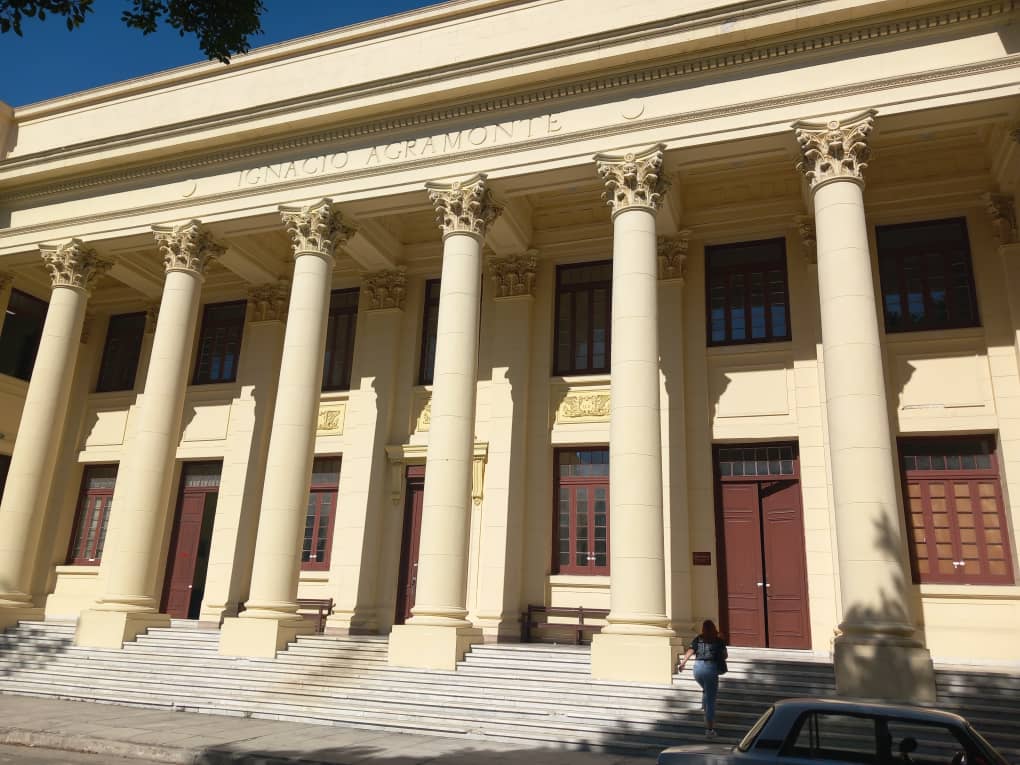 🤝📖| Otra vez la Editora Ignacio Agramonte y Loynaz de <a href="/Minjus_Cuba/">Ministerio de Justicia de la República de Cuba</a> está en "La calle" 🛣️🌇

Hoy con profesores y estudiantes de la <a href="/UdeLaHabana/">Universidad de La Habana</a>

👉 A la mano 🤲 

📍Ley 153 Proceso Amparo de los Derechos Constitucionales.  
📍Ley 149 Protección de Datos Personales.
📍 Otras