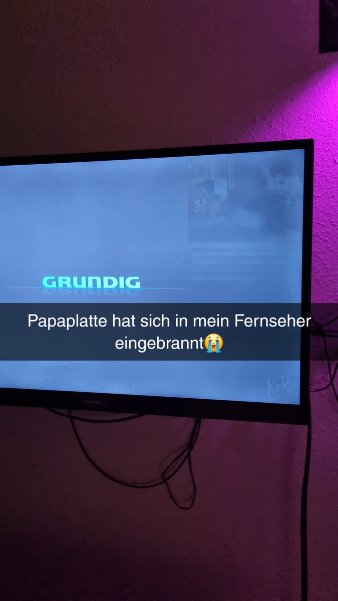 laffiethecat's tweet photo. @Papaplatte ist gefangen in meinem Fernseher💀💀💀💀 https://t.co/4DHssq93l3