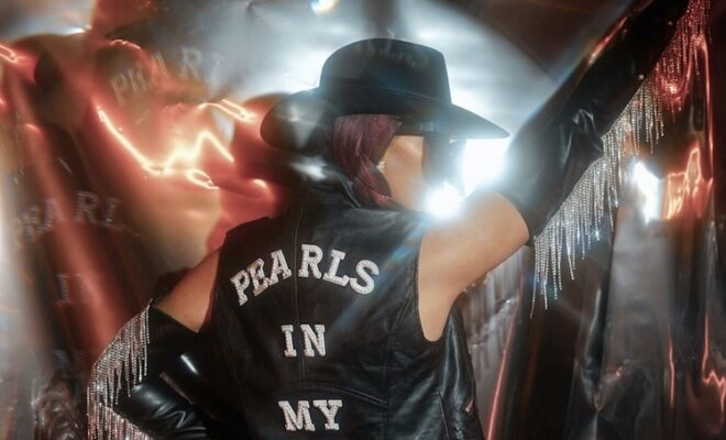 .<a href="/AMotherKnows/">Karen Steinberg</a> speaks exclusively with #countrypop #singersongwriter Pistol Pearl about latest single "Knock 'Em Dead" at starrymag.com/pistol-pearl-k…! They also chat musical influences, songwriting, dream collab and more! #PistolPearl #KnockEmDead