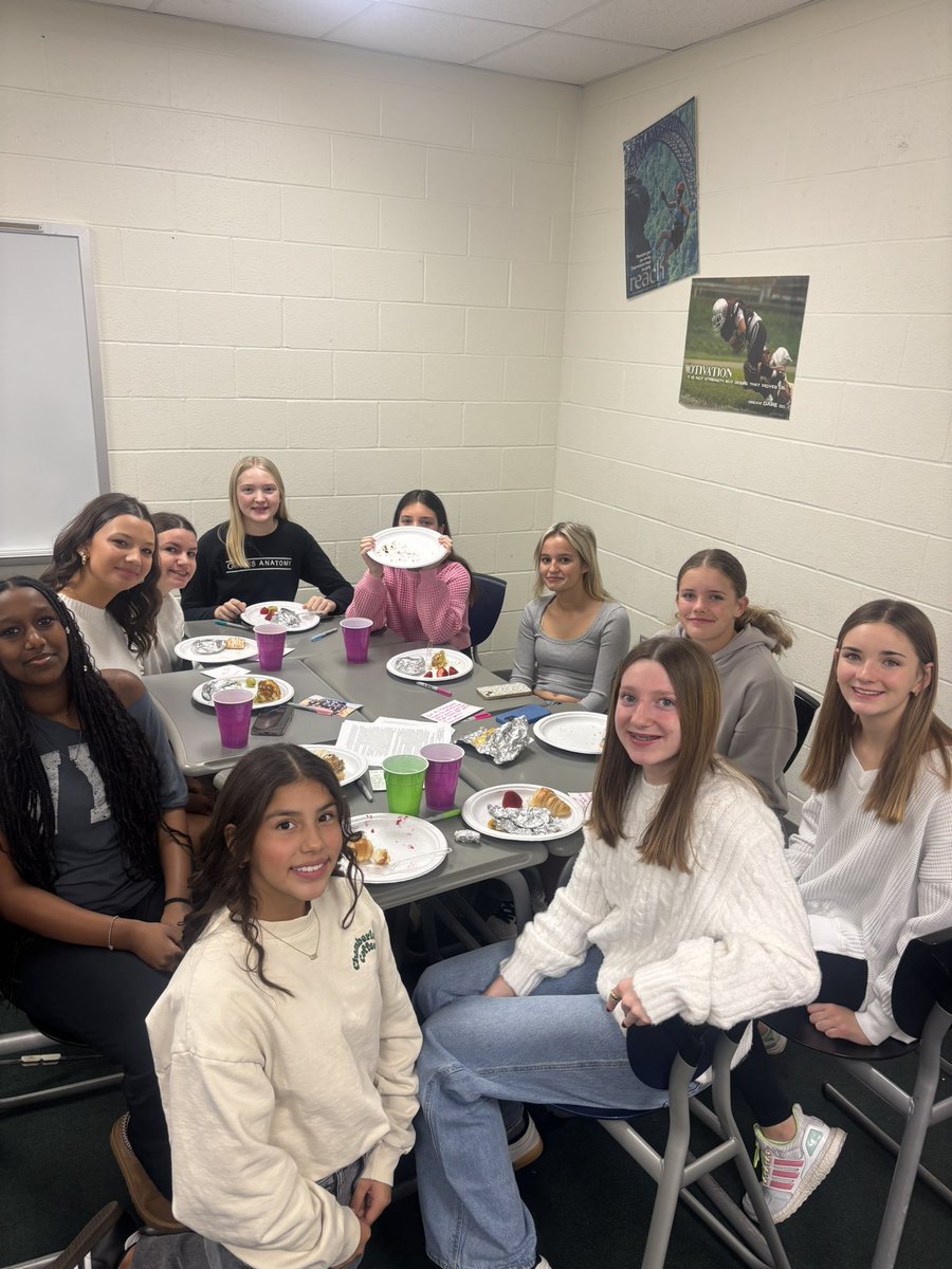 Team breakfast while writing thankful notes to our amazing <a href="/PRT_Huskies/">Prairie Trail</a> staff! 💙 Great first half of season and ready to get back to work after a nice week break. 🏀