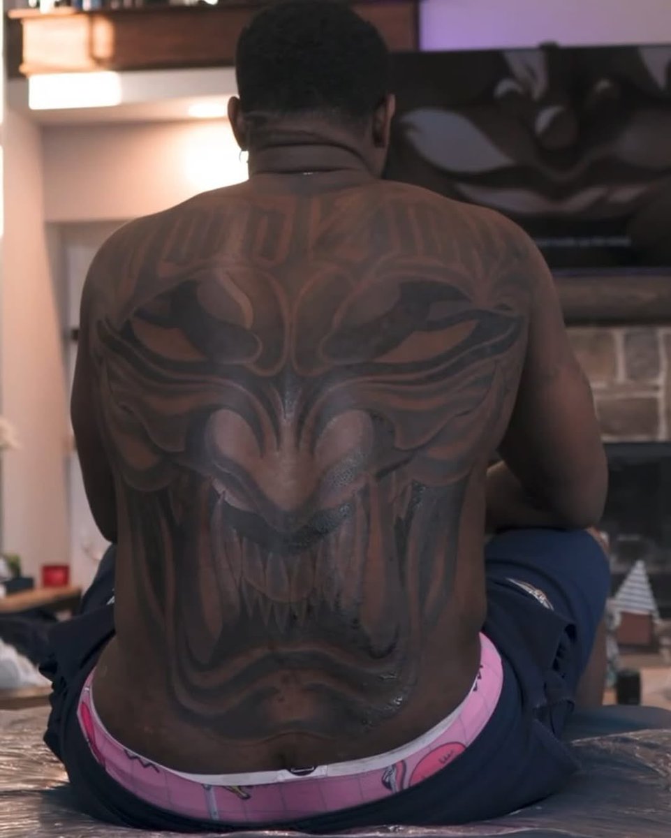 TheDunkCentral's tweet photo. Zion’s new back tattoo 👀

(🎥 @Antmikes / @overtime ) 

 https://t.co/gJIsT10O6n