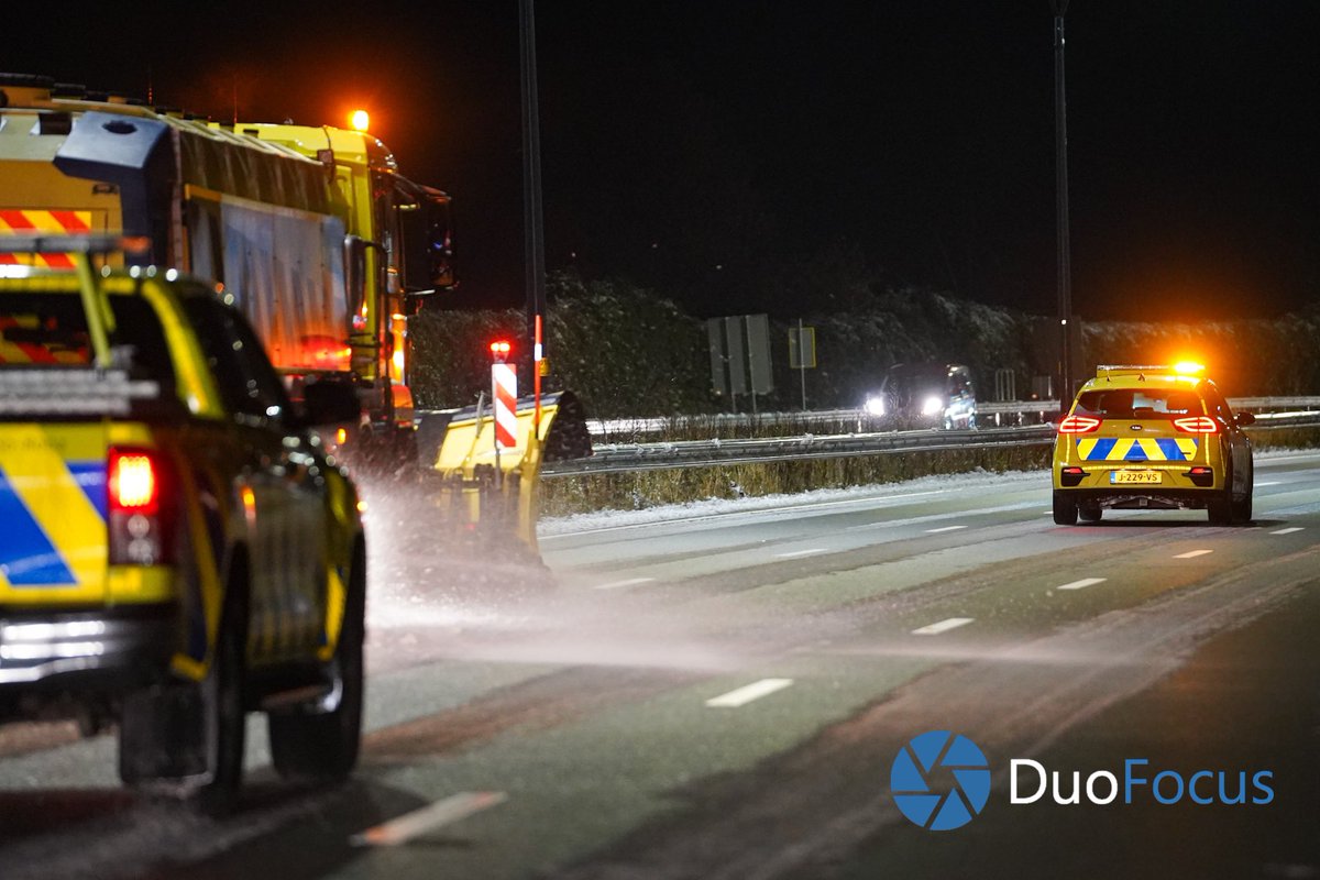 DuoFocus_Media's tweet image. Aan het einde van de avond arriveerde een speciale #lavastorm van Rijkswaterstaat om de ringweg #ijsvrij te maken. Deze geavanceerde sneeuwschuiver spuit met hoge druk een warme zoutoplossing, waardoor zowel sneeuw als ijzel effectief wordt aangepakt.